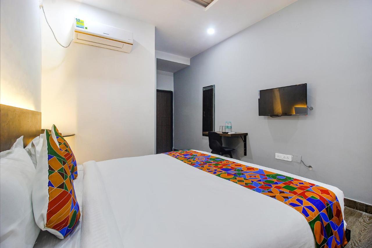 Fabhotel W Grand Suites - Nr Lanco Hills, Manikonda Hyderabad Esterno foto