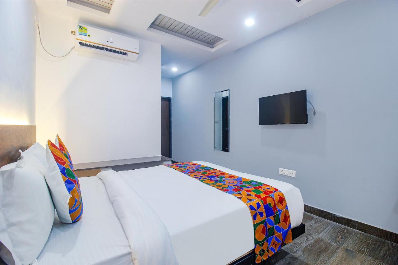 Fabhotel W Grand Suites - Nr Lanco Hills, Manikonda Hyderabad Esterno foto